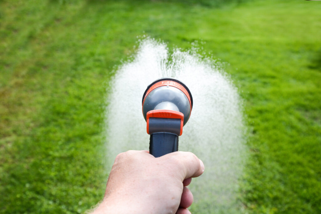 Speziell die Bewässerung als Gartenarbeiten sollte man automatisieren, da hierdurch in der Regel sehr viel Wasser gespart wird