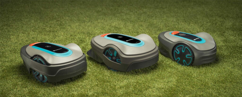 Drei aktuelle Gardena Mähroboter stehen nebeneinander auf einer grünen Wiese und symbolisieren den Vergleich der Gardena Mähroboter