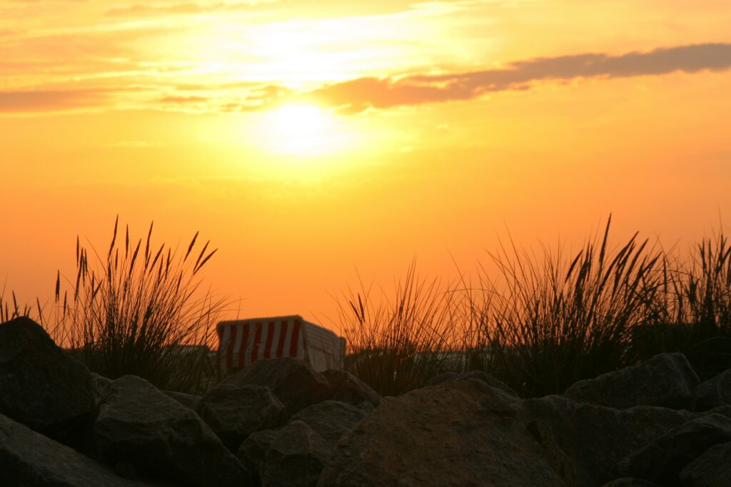Strandkorb in den Dünen bei Sonnenuntergang