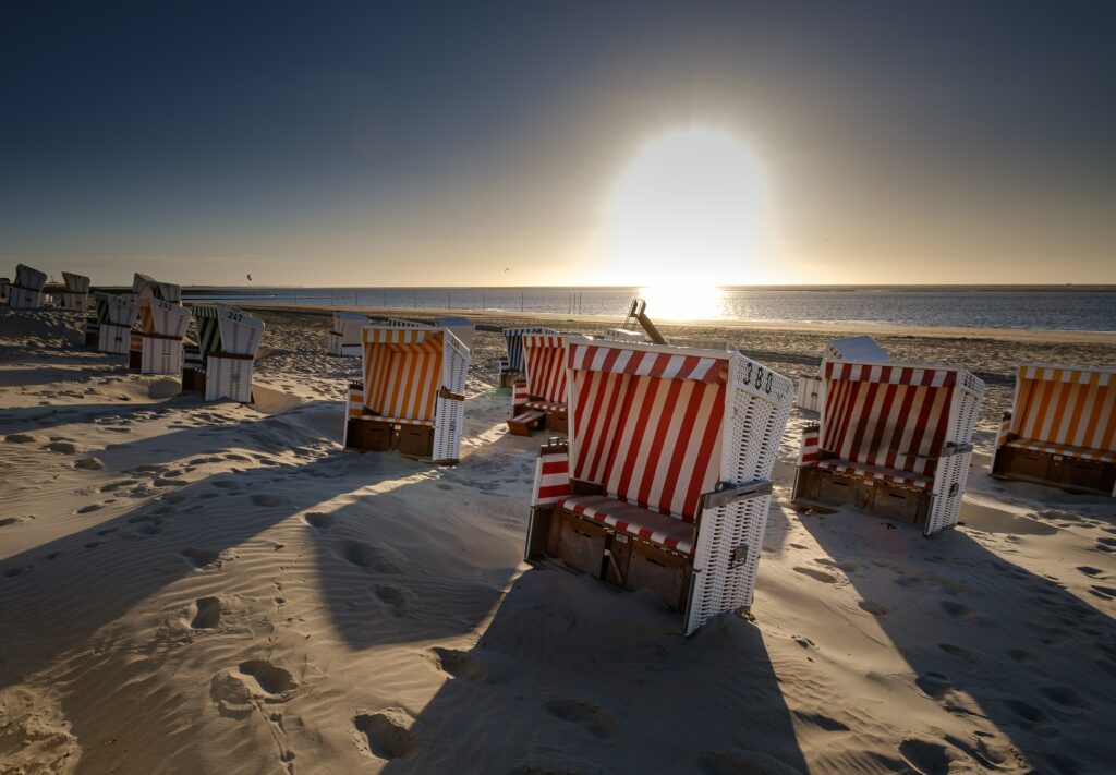 Strandkörbe am Strand bei Sonnenuntergang