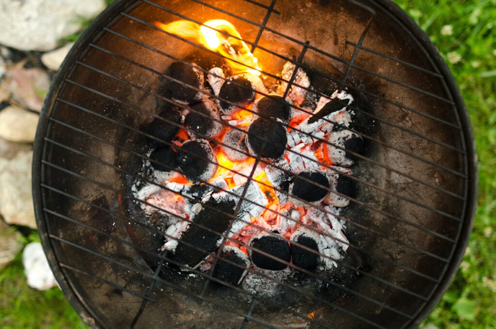 Ein Holzkohle Kugelgrill mit glühenden Kugeln