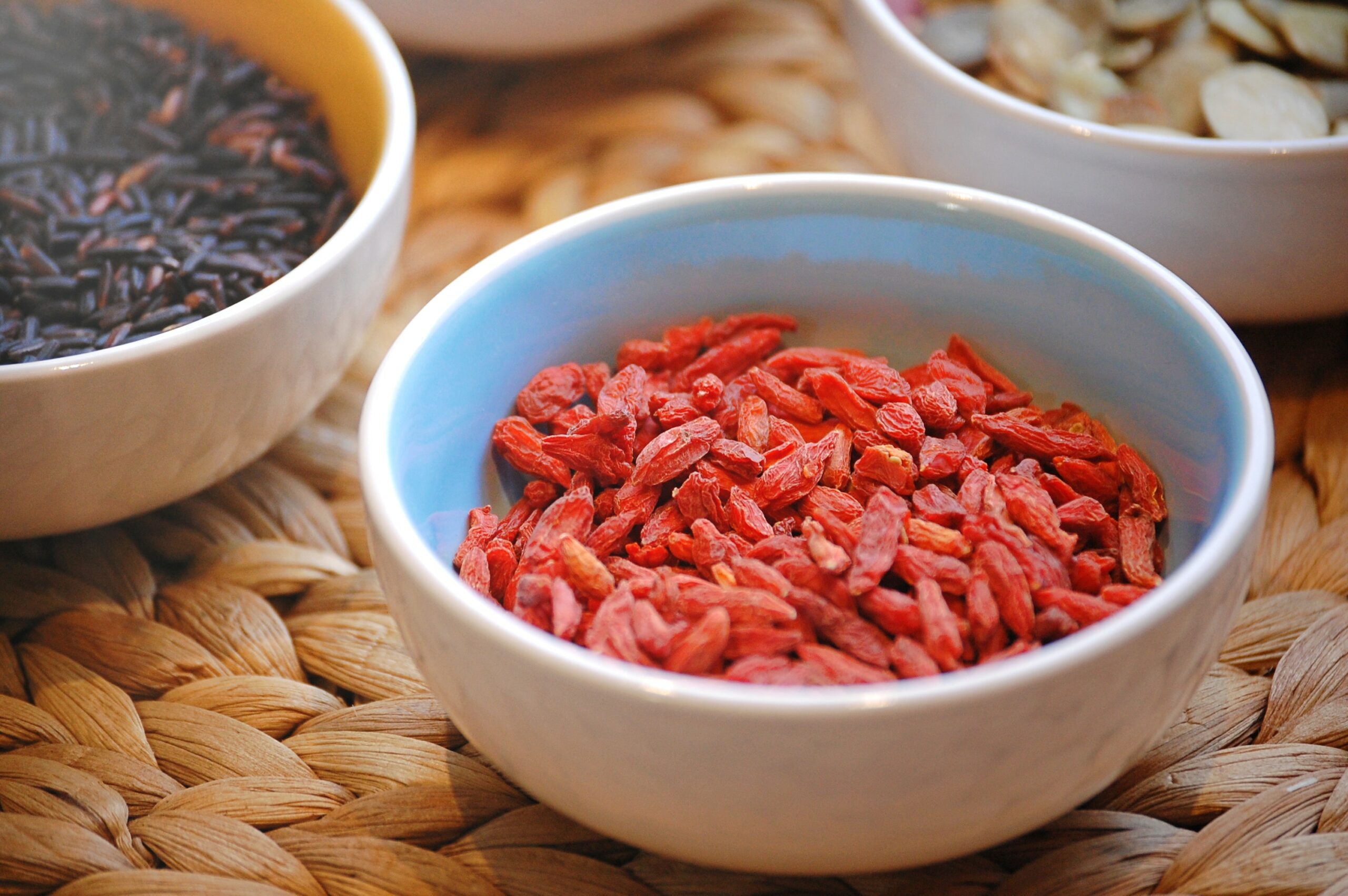Getrocknete Goji Beeren in einer Schale die auf einem Tisch steht