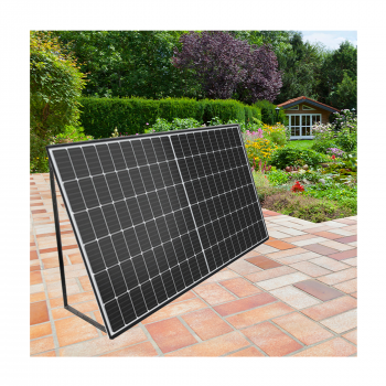 Das Alpha Solar Balkonkraftwerk zur eigenen Stromerzeugung auf einer Gartenterrasse