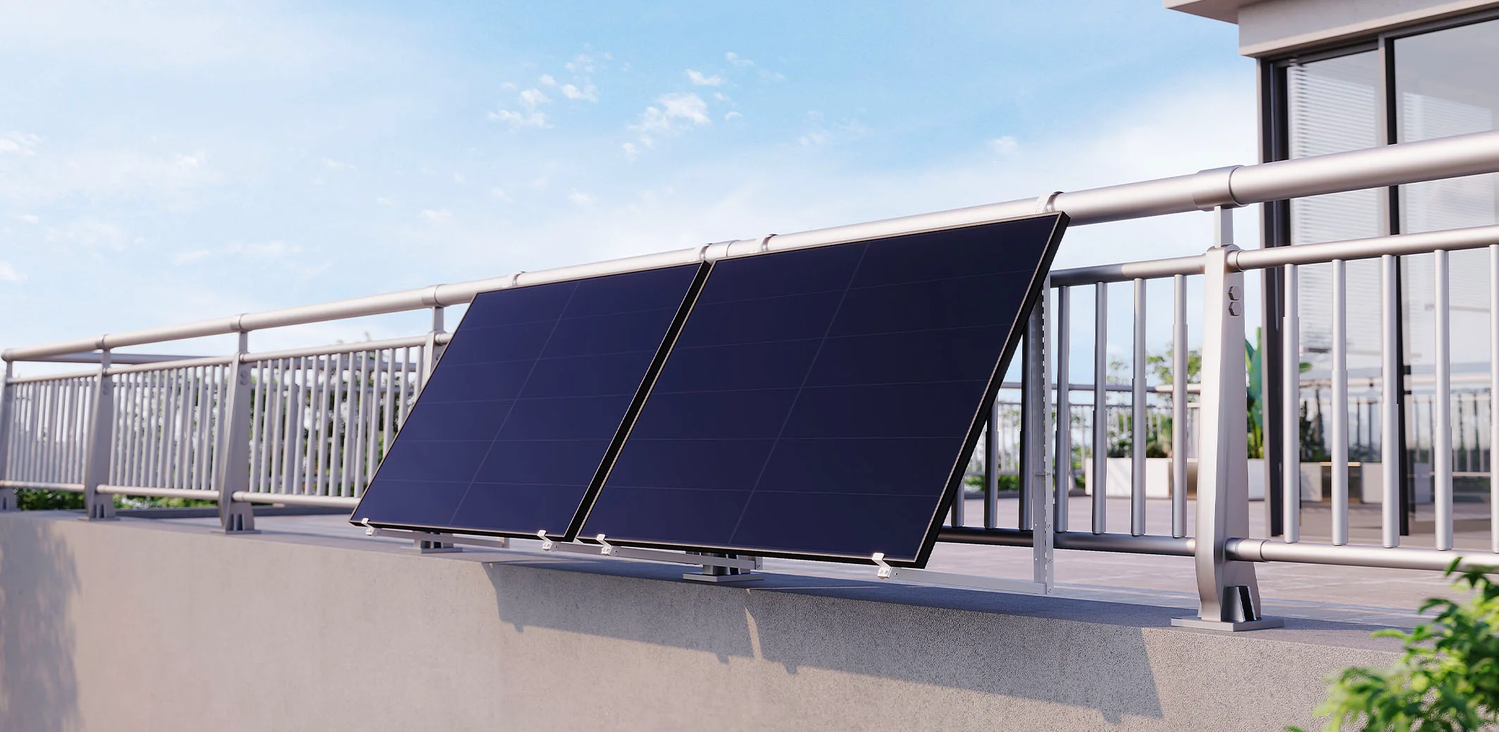 Zwei Solarmodule sind am Geländer einer modernen Dachterrasse montiert