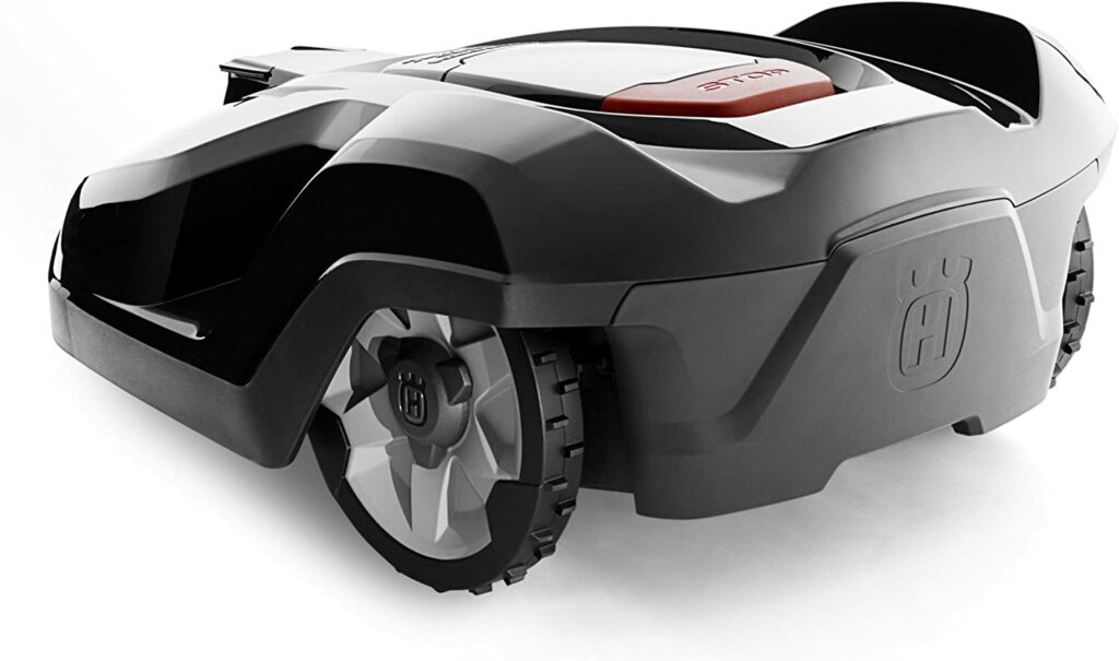 Husqvarna Mähroboter Automower 440 auf weißem Untergrund