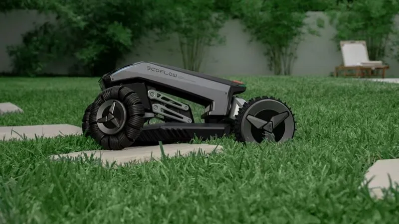 Der EcoFlow Blade Mähroboter mäht den Rasen