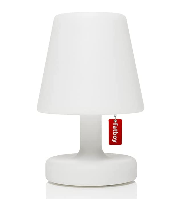 Fatboy Edision the Petit LED Beleuchtung für den Außenbereich in weiß steht auf einen weißen Hintergrund