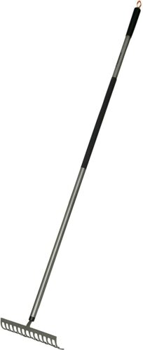 Ein Rechen von Fiskars auf weißem Untergrund ist ein wichtiges Werkzeug für Gartenanfänger.