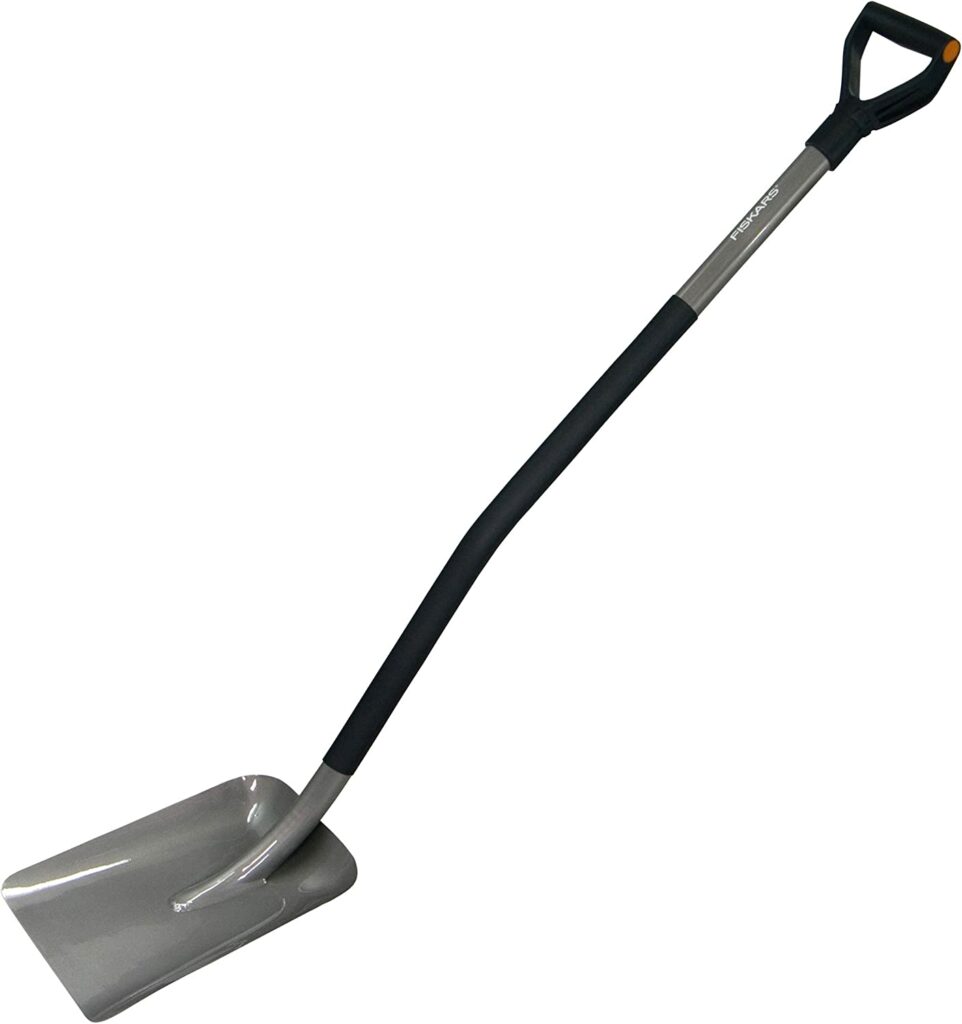 Eine Schaufel von Fiskars auf weißem Untergrund ist ein wichtiges Werkzeug für Gartenanfänger.