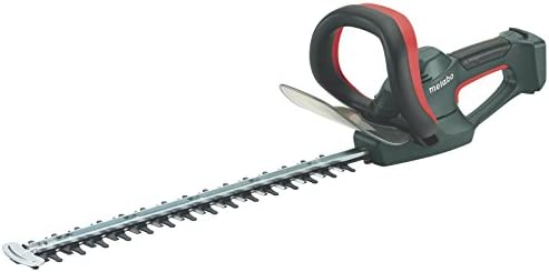 Metabo Akku-HEckenschere vor weißen untergrund ist ein gutes Beispiel für eins der besten Metabo Akku-Gartengeräte auf dem Markt