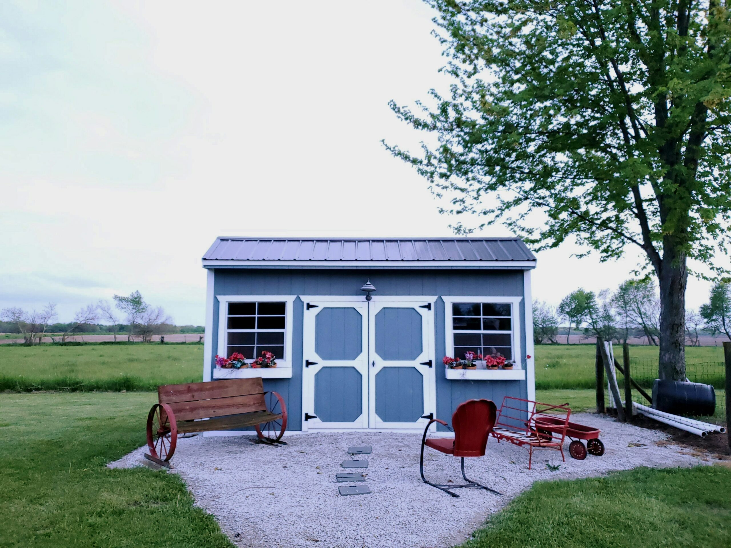 Ein blaues Gartenhaus nach dem Frühjahrsputz