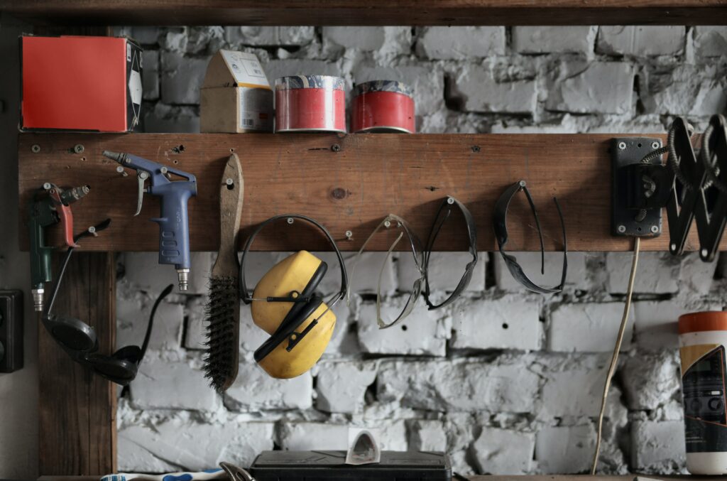 Eine Werkstatt mit unterschiedlichen Werkzeug an der Wand