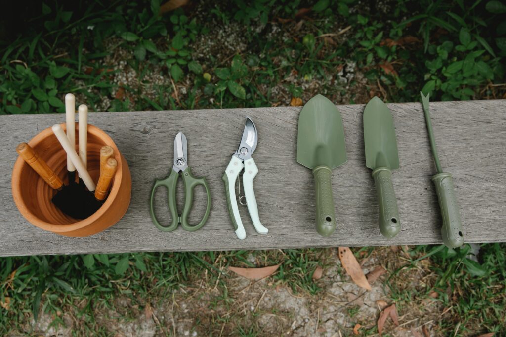 Gartenwerk liegt auf einer Holzbank In diesem Artikel stelle ich dir die Top 10 der wichtigsten Werkzeuge für Gartenanfänger vor, damit du gut gerüstet in dein neues Hobby starten kannst.