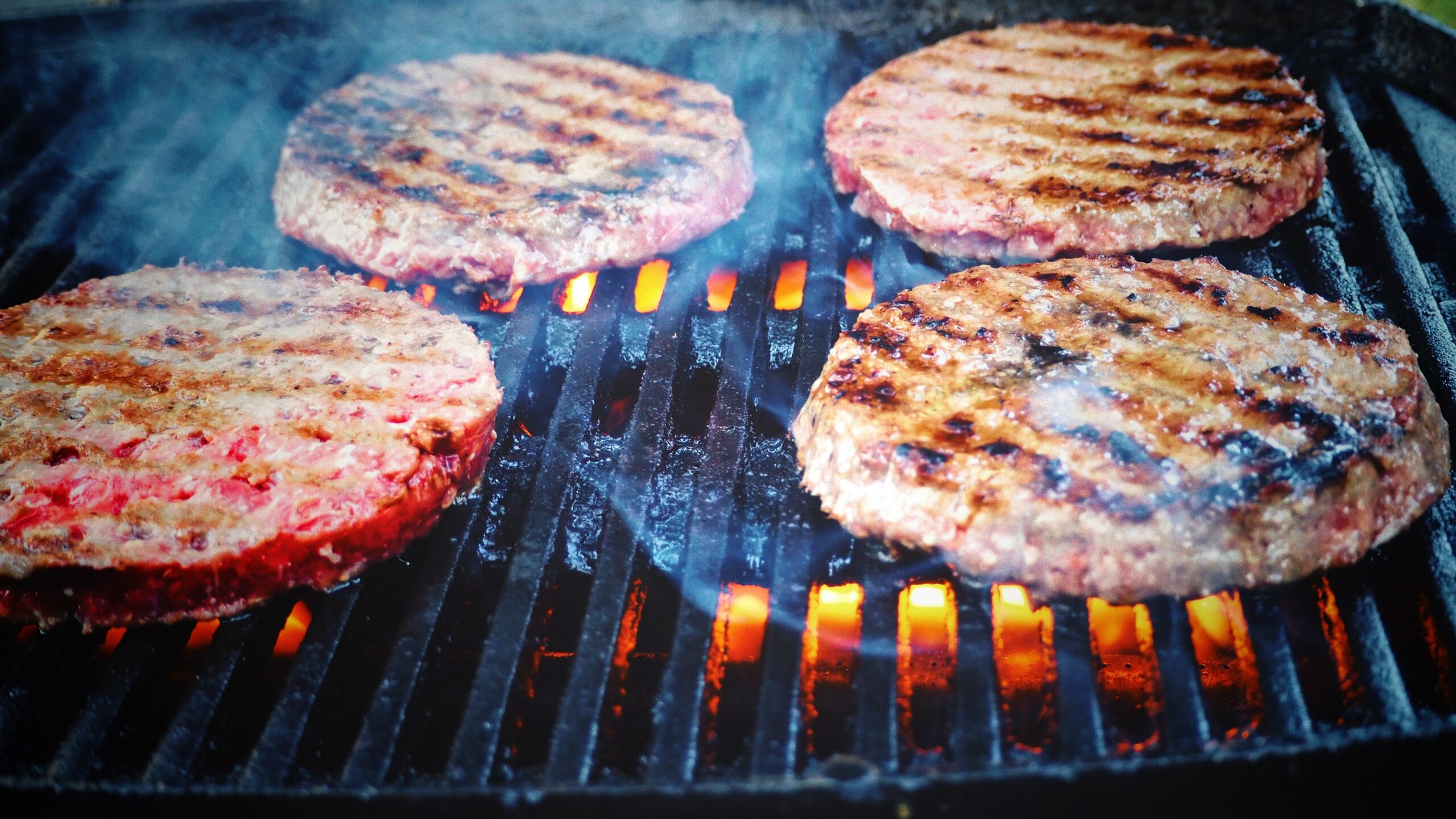 Burger Grillen auf einem Gasgrill