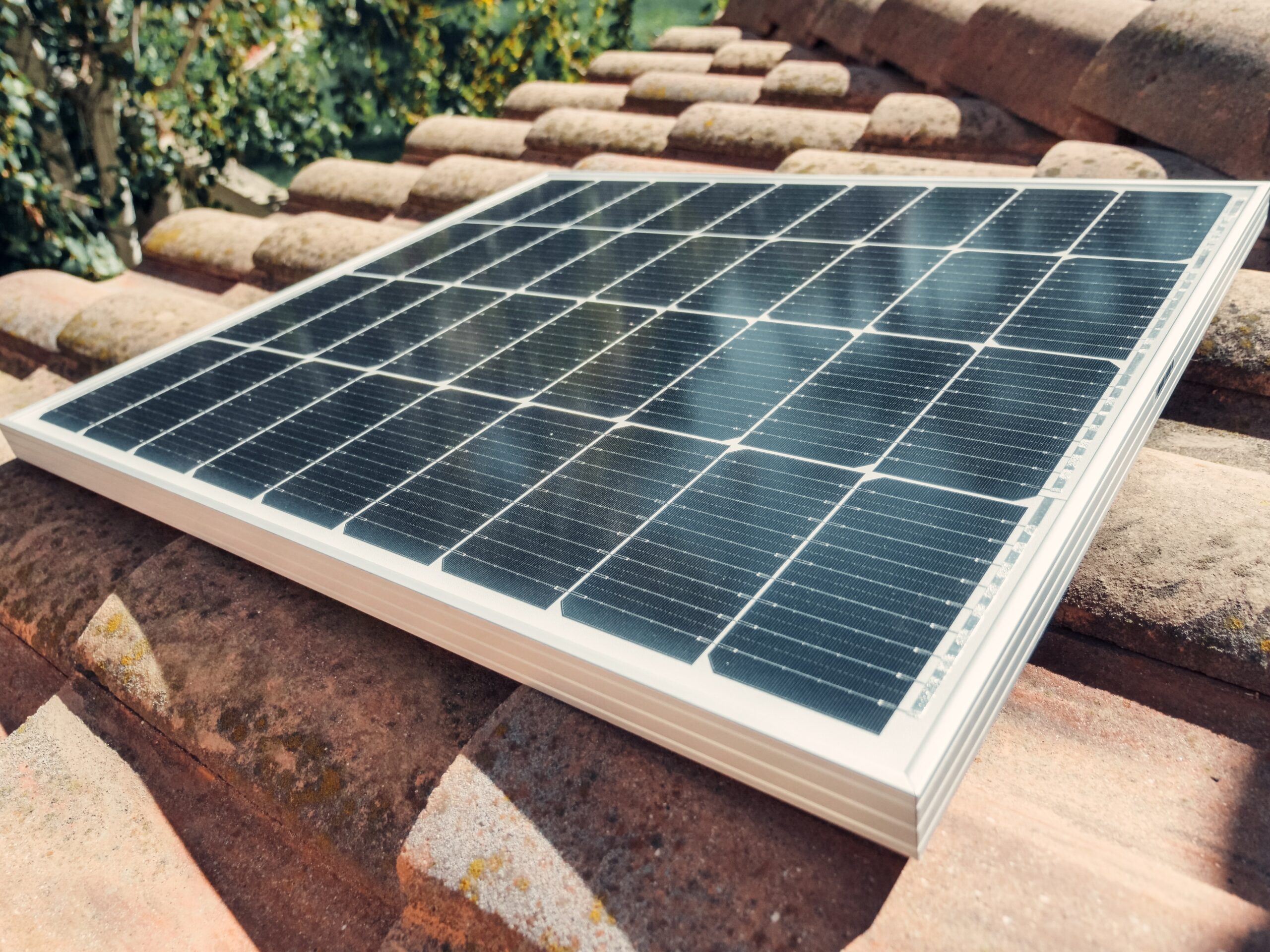 Ein Panel eines Solaranlage auf dem Dach eines Hauses