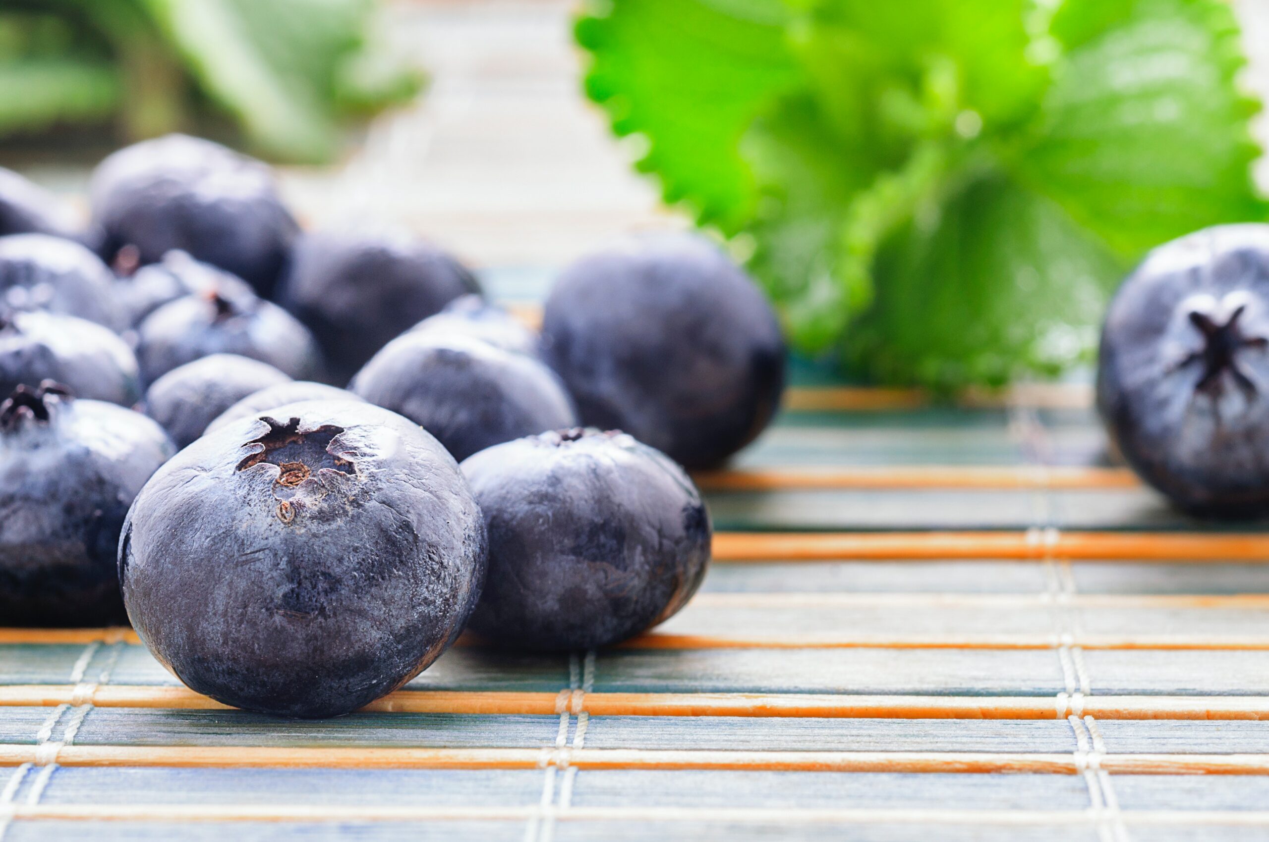 große Blaubeeren liegen auf einem Tisch.
