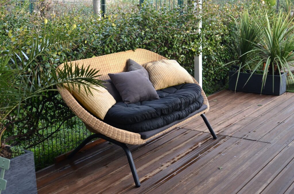 Eine Raten Garten Lounge steht auf einer Terrasse