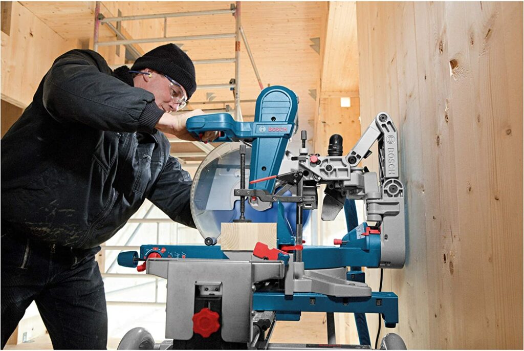Bosch Professional Kapp- und Gehrungssäge GCM 12 GDL sägt durch einen Holzbalken