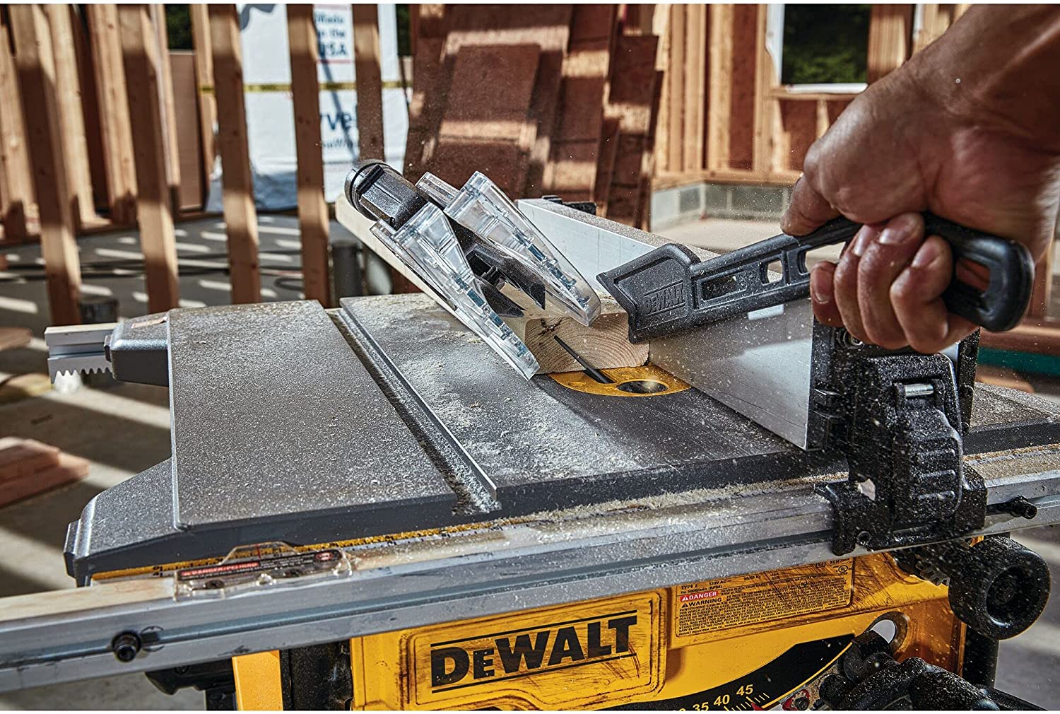 Eine Dewalt Tischkreissäge sägt auf einer Baustelle durch eine Holzkantel
