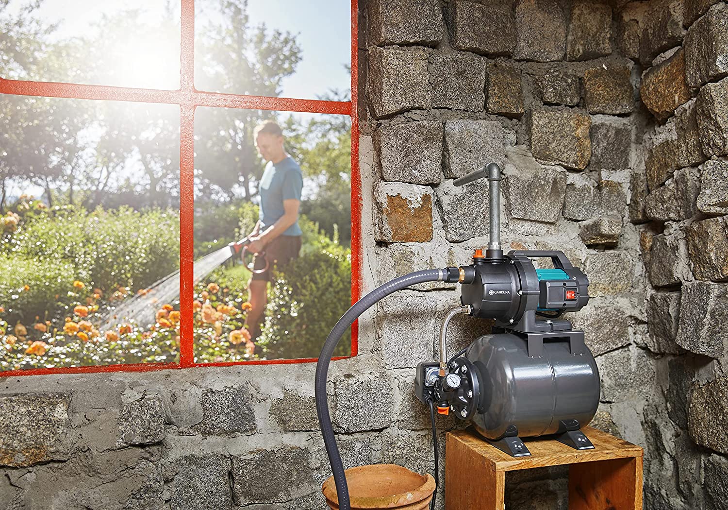 Gardena Hauswasserwerk vor einer Wand