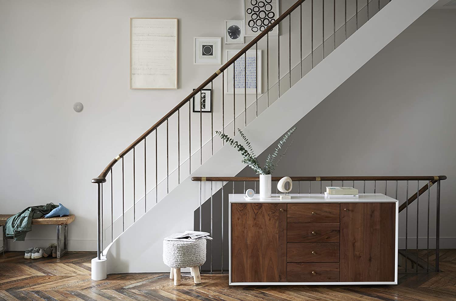 Der Treppenaufgang eines Hauses mit Google Smart Home Produkten auf Anrichte und Wand