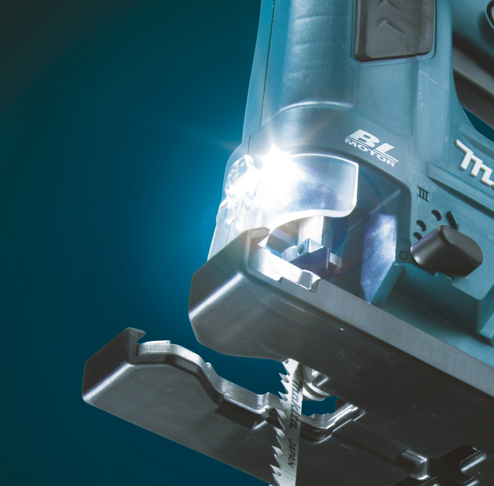 Die erleuchtete LED Lampe einer Makita Stichsäge die sich im Vergleich zu Bosch Professional durchsetzen konnte.