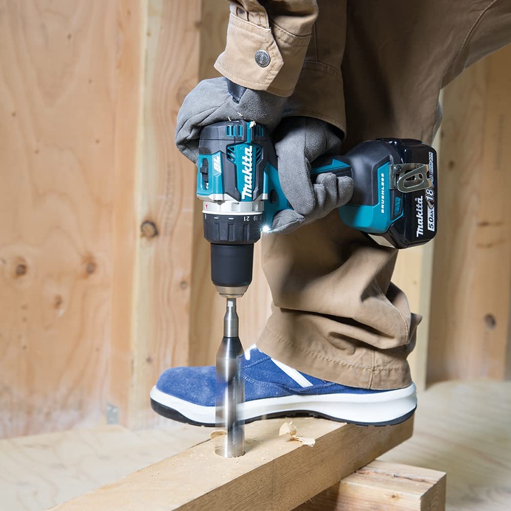 Ein Makita Akkuschrauber bohrt durch einen Holzbalken
