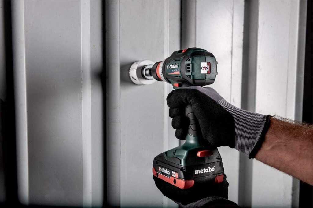 Ein Metabo Akku Bohrschrauber schneidet ein Lock aus einem Alu-Blech