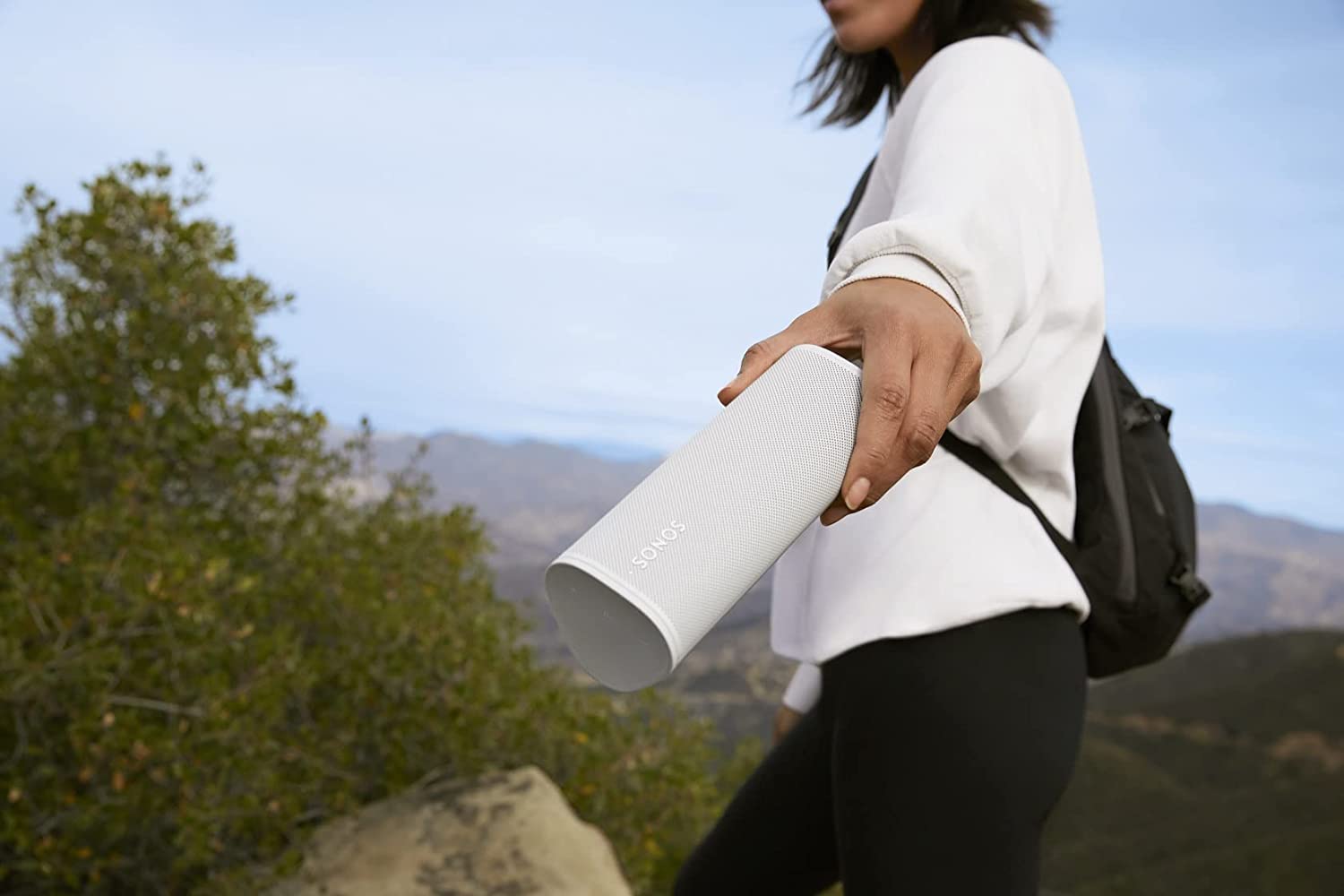Sonos Smart Speaker im Vergleich wird in der Hand einer jungen Frau gehalten