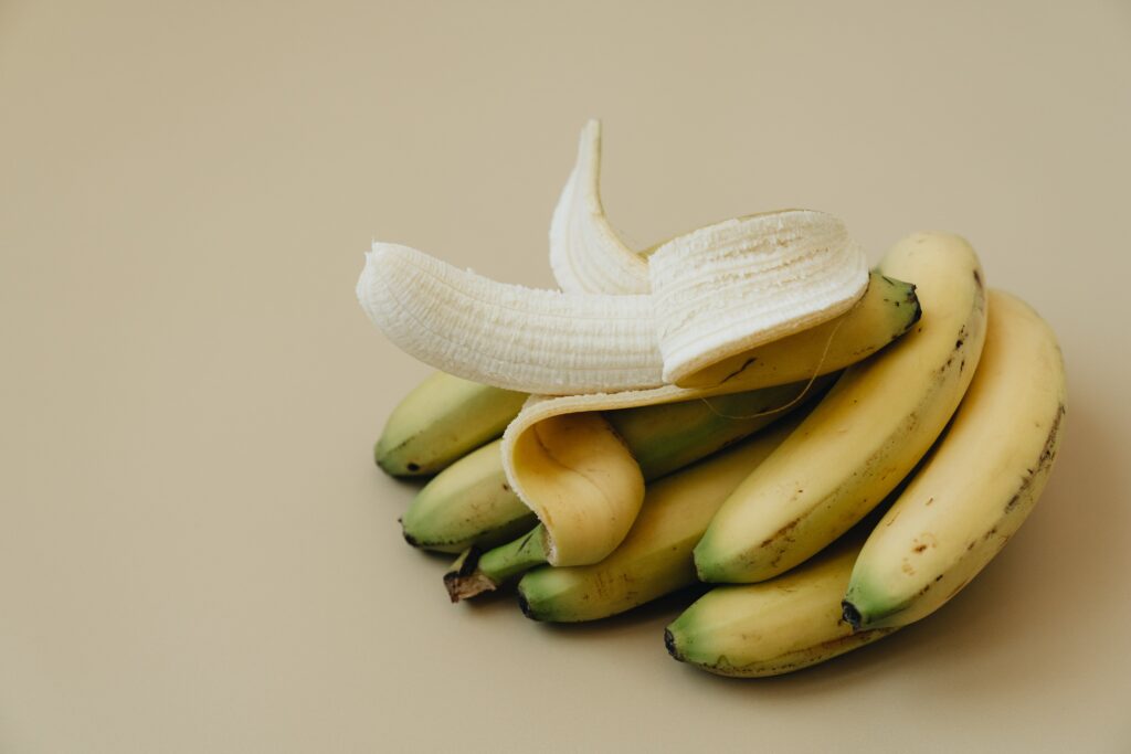 Ein Bund Bananen mit einer Banane geöffnet