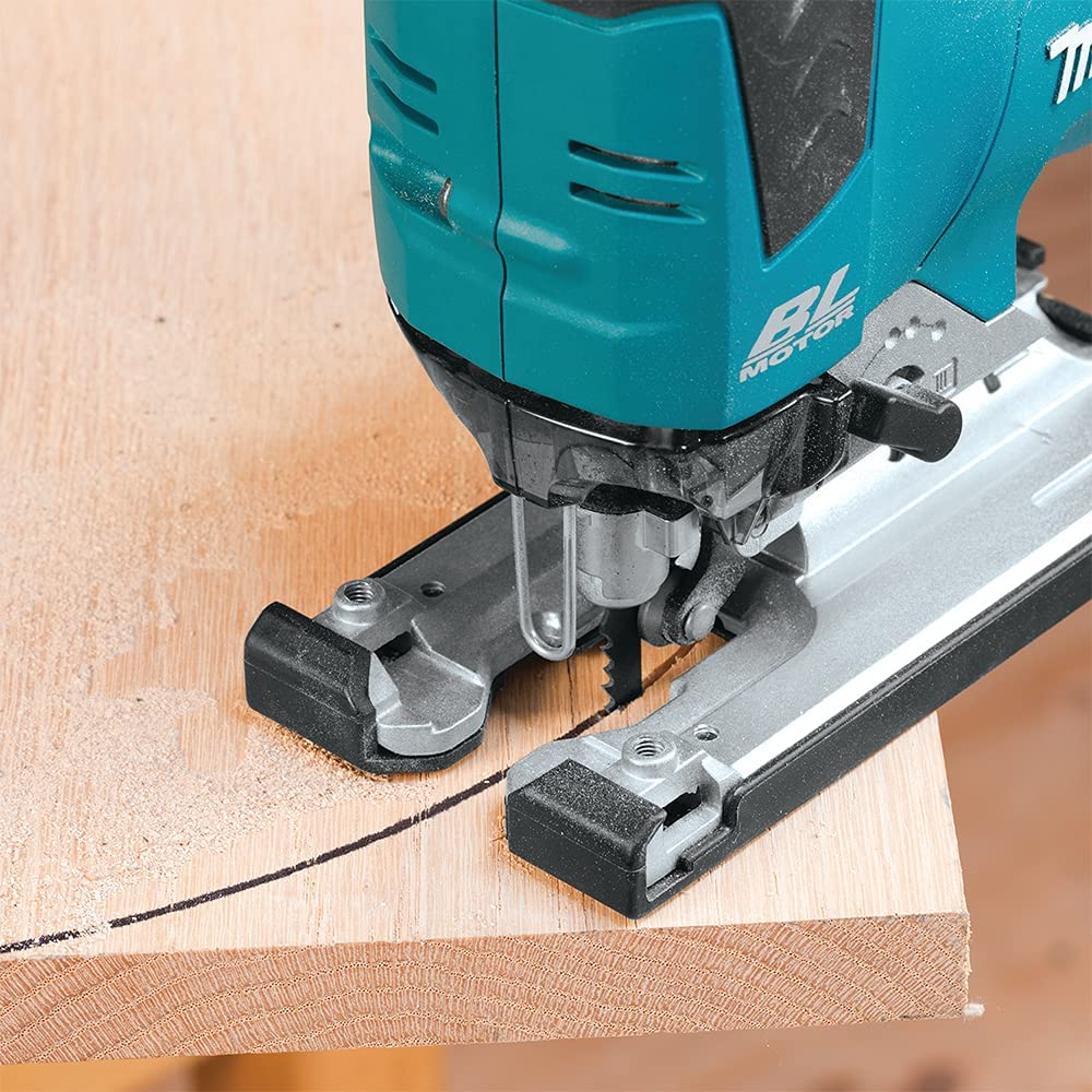 Makita Akku Stichsäge sägt einen Kreis aus einer Holzplatte
