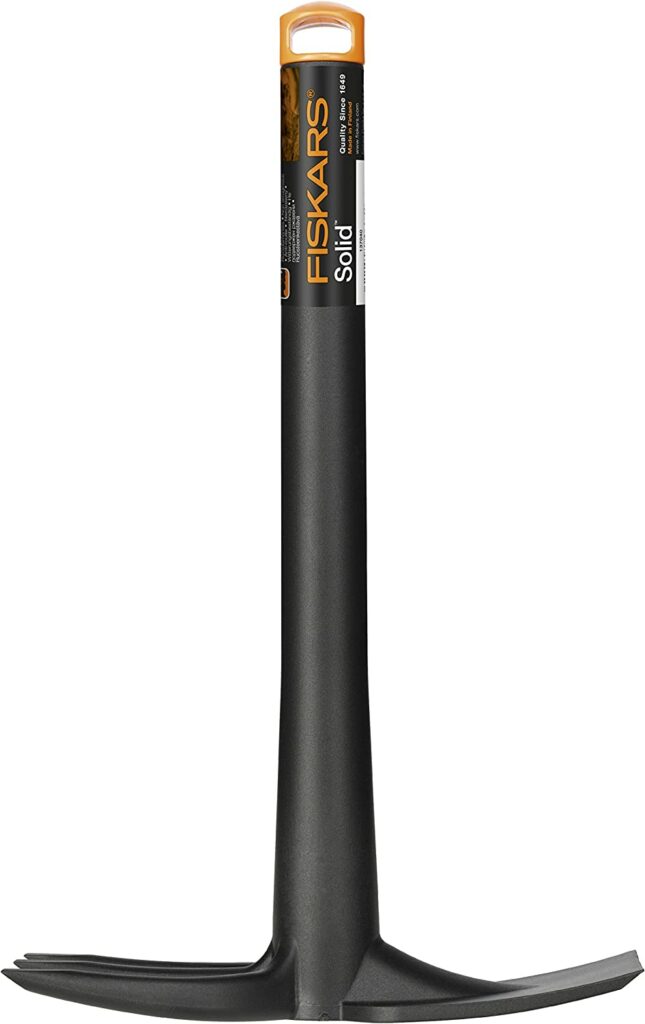 Fiskars-Kombihacke auf weißem Untergrund