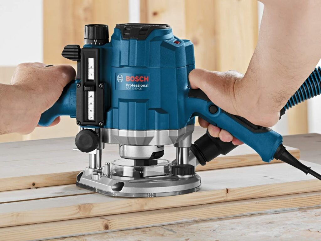 Bosch Professional GOF-1250 fräst eine Nut in ein Holzbrett