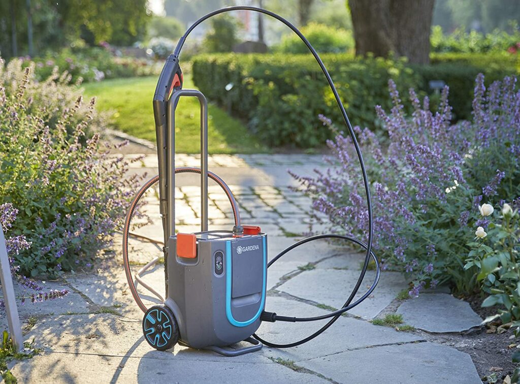 Gardena Akku Hochdruckreiniger auf einer Weg in einem Garten