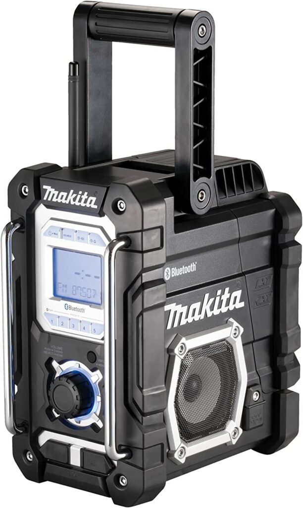 Makita DMR108 Baustellenradio auf weißem Untergrund
