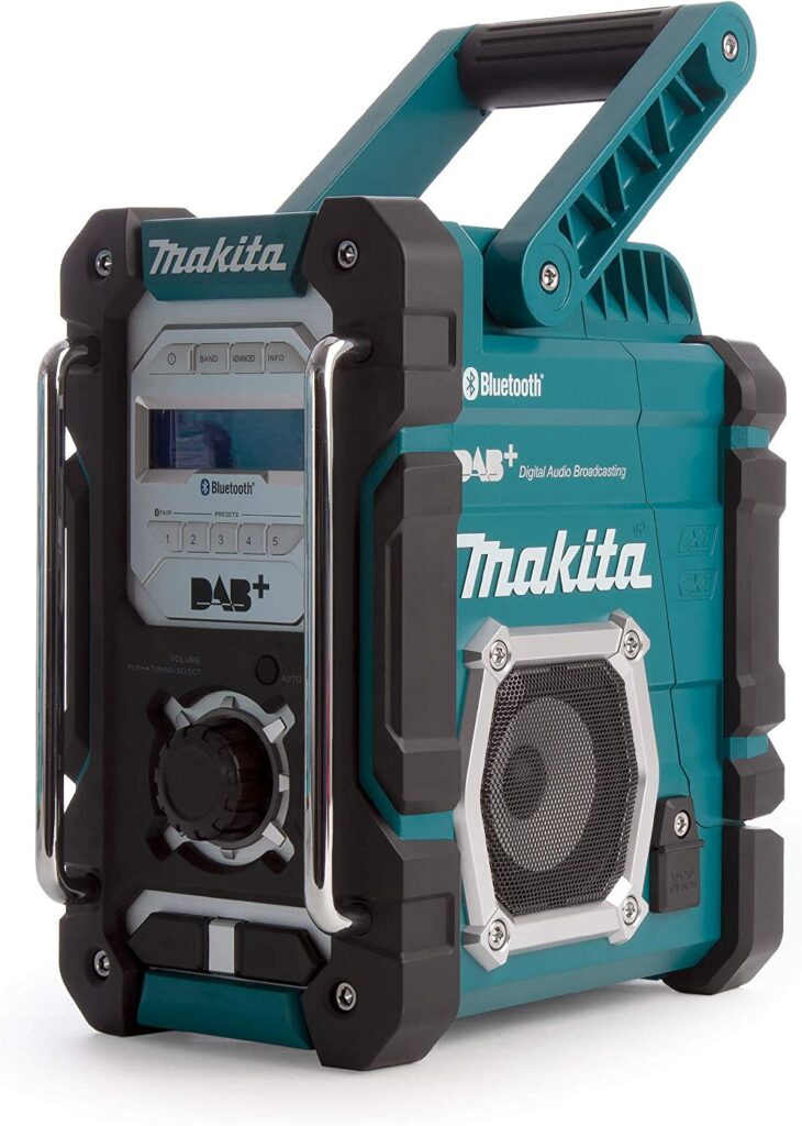 Makita DMR112 Baustellenradio auf weißem Untergrund