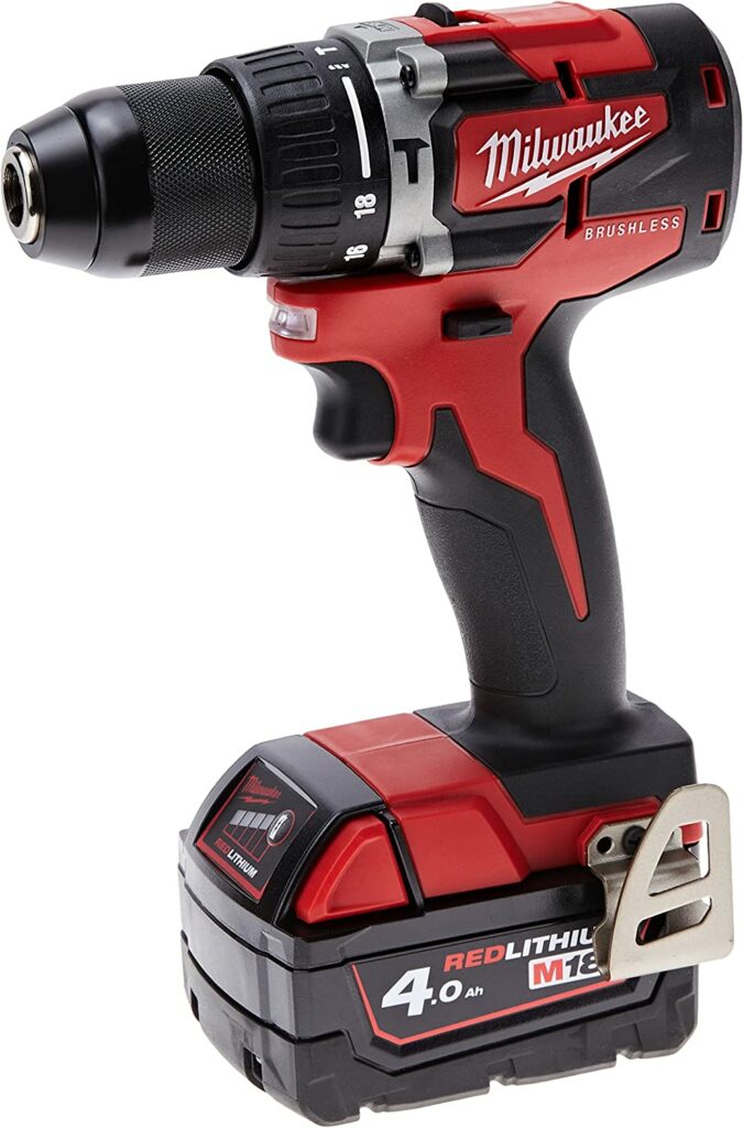 Milwaukee M18CBLPD-422C Akku Schlagbohrer auf weißem Untergrund