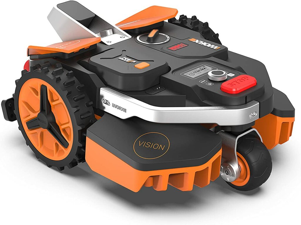 WORX Landroid VISION M600 auf weißem Untergrund