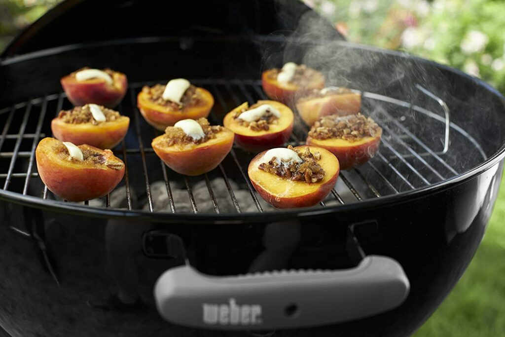 Weber Classic Kettle mit gegrillten Pfirsichen
