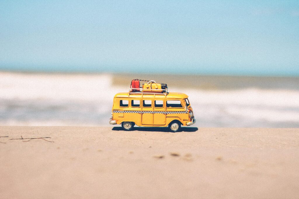Freizeitaktivitäten Familie ist camping oder ausflu symbolisch ein Miniatur Camping Bus am Strand