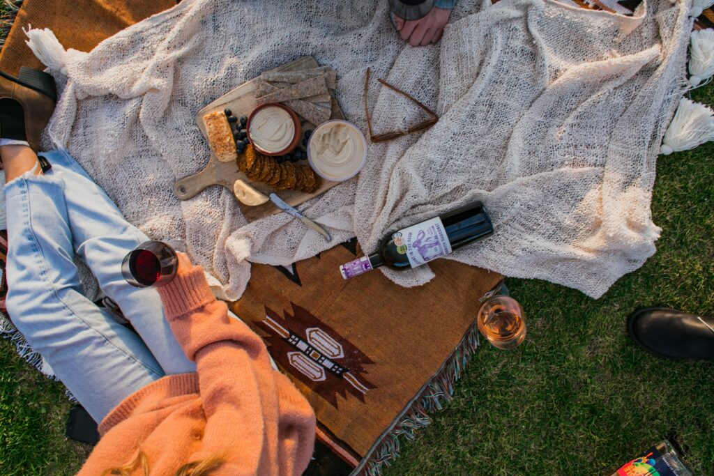 Freizeitaktivitäten Familie eine Picknickdecke mit verschiedenen Dingen die man für ein schönes Picknick braucht