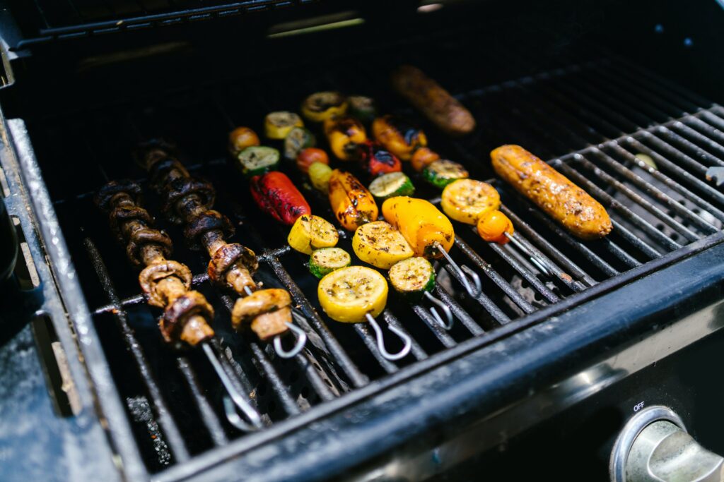 Indirektes Grillen von Speisen auf einem Gasgrill