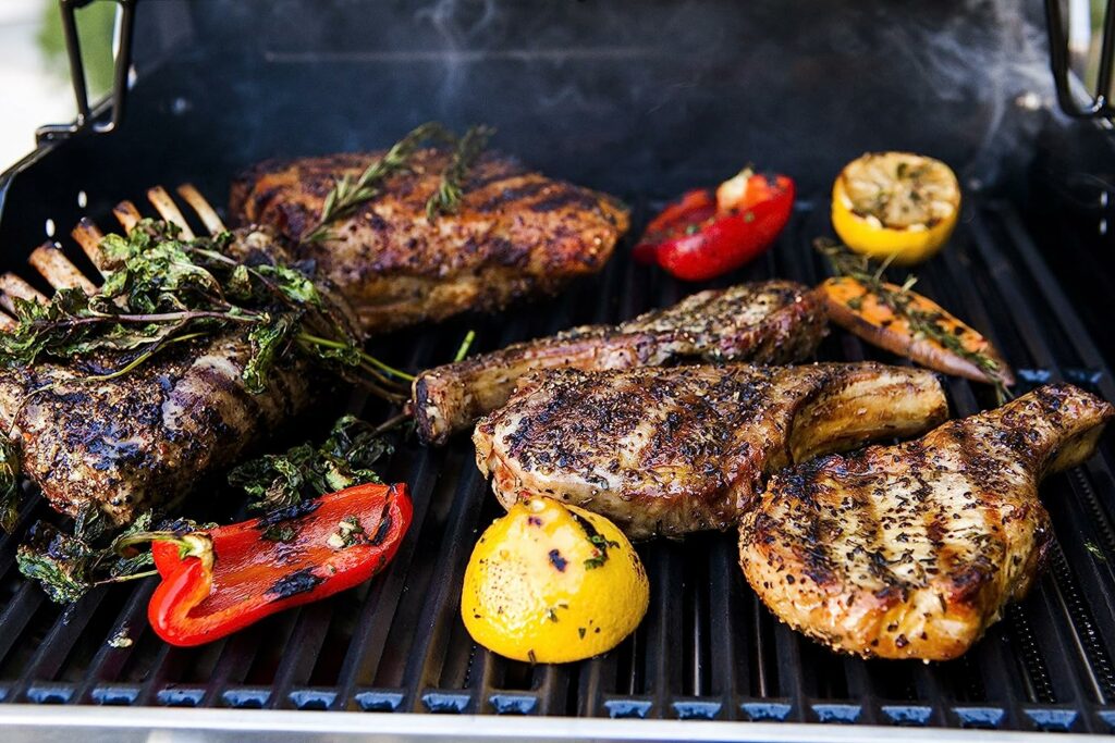 Ein Char-Broil Gasgrill auf dem unterschiedliche Fleischstücke gegrillt werden