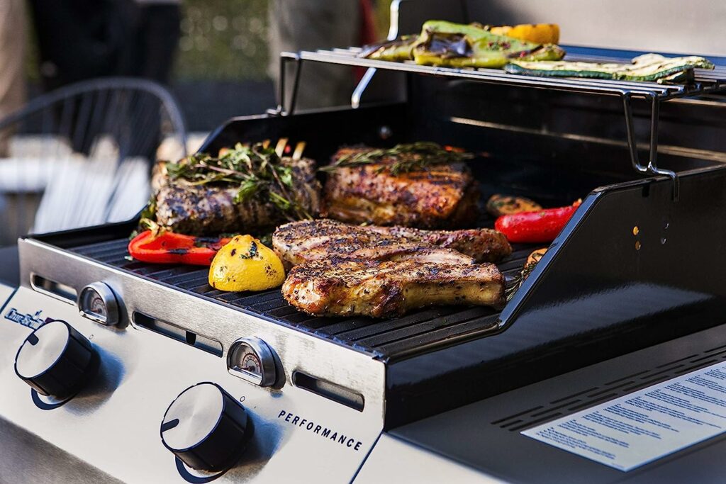 Char-Broil Performance Series T22G Gasgrill auf dem unterschiedliche Fleisch- und Gemüsesorten gegrillt werden
