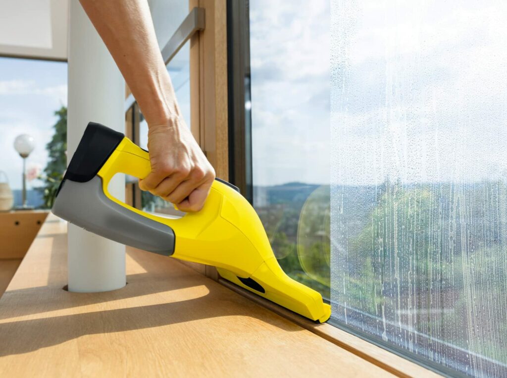 Ein Fenster wird mit einem Kärcher Fenstersauger gereinigt