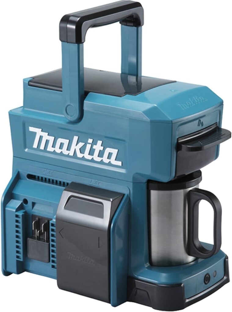 Makita Akku Kaffeemaschine auf weißem Untergrund