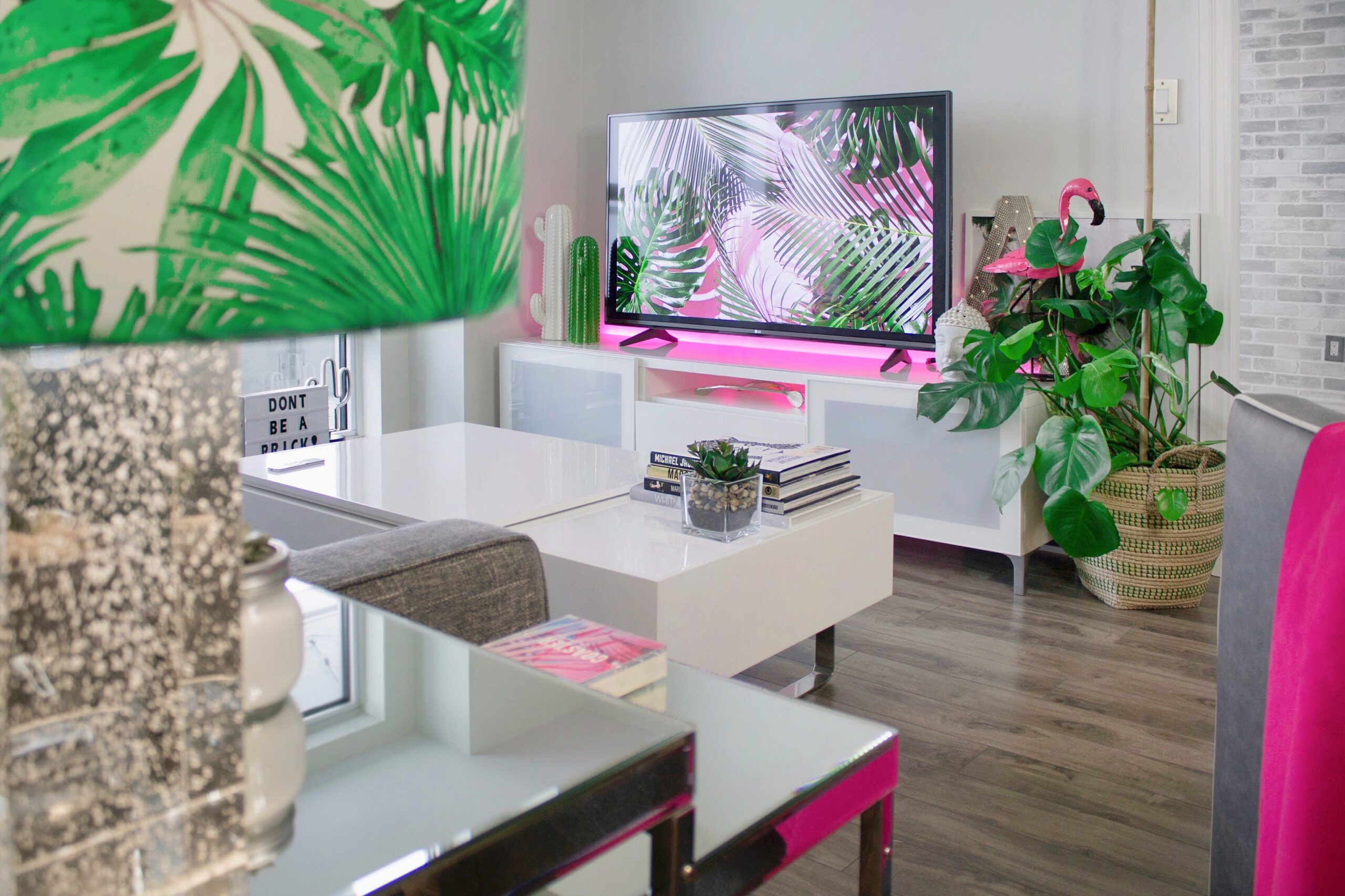 Ein schönes Wohnzimmer mit hellen Wänden und Möbeln und Smart Home Geräten