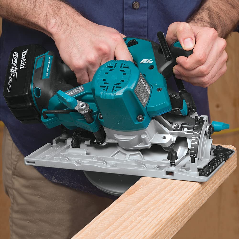 Eine Makita Handkreise sägt in einem Winkel von 45 Grad durch ein Holzbrett