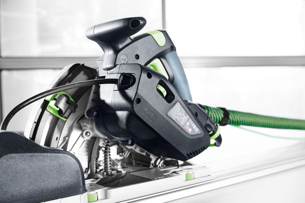 Die neue Vorritzer-Tauchsäge TSV 60 K von Festool stgeht auf einer Werkbank