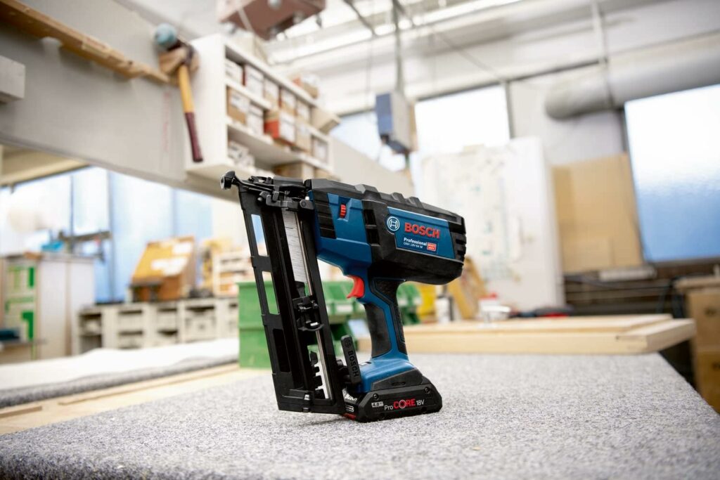 Bosch Professional Nagler steht auf einer Werkbank 